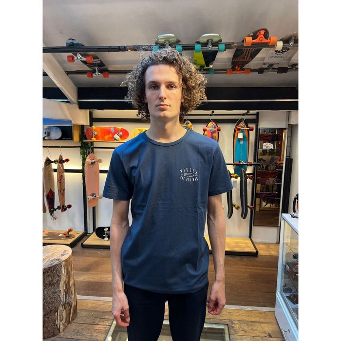 VISSLA X THE OLD MAN T-SHIRT - DARK DENIM