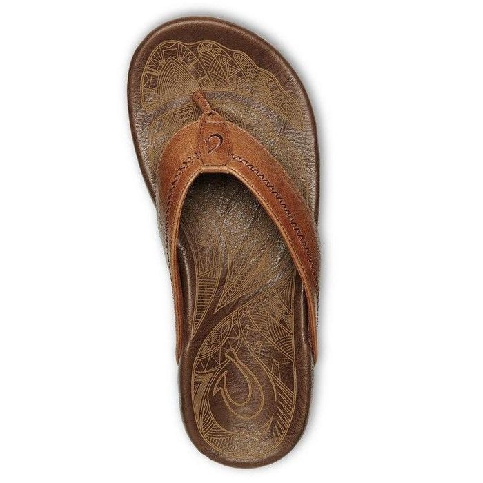 OLUKAI HIAPO FLIP FLOPS – RUM/DUNKLES HOLZ